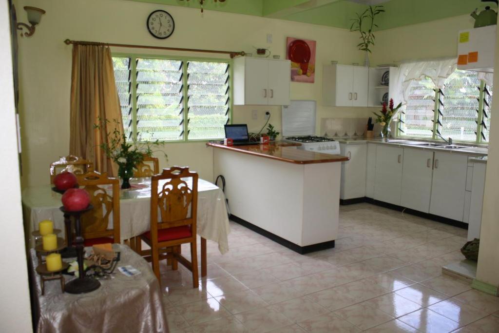 Malau Lodge Nuku'alofa Exteriör bild